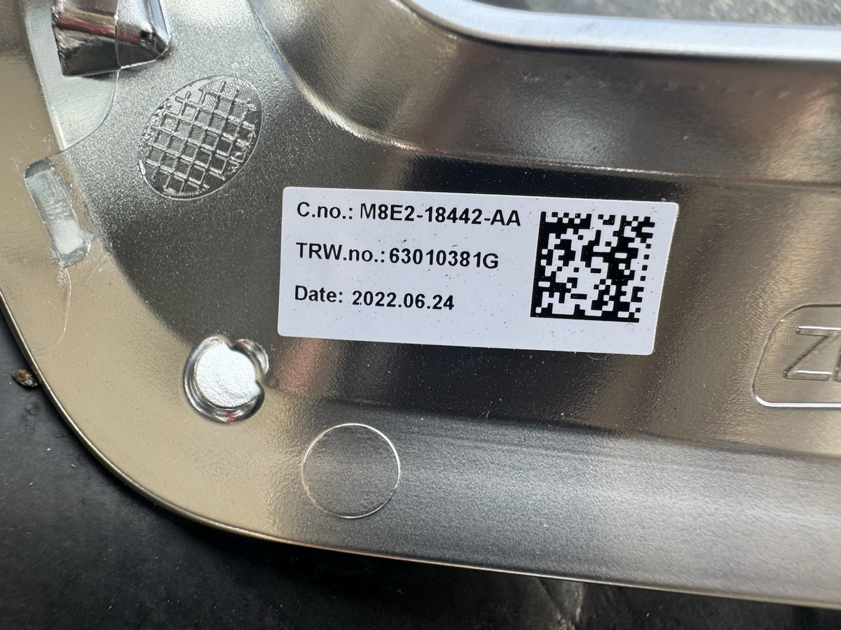 m8e2-18442 63010381 land rover chrome 2022