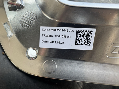 m8e2-18442 63010381 land rover chrome 2022