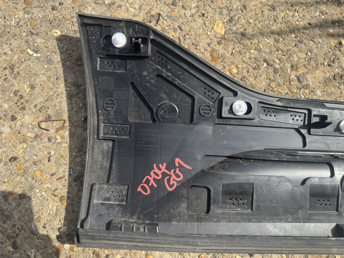 VOLVO XC40 LOWER DOOR MOULDING 2024 P/S REAR B3 PLUS MILD HYBRID 32409186