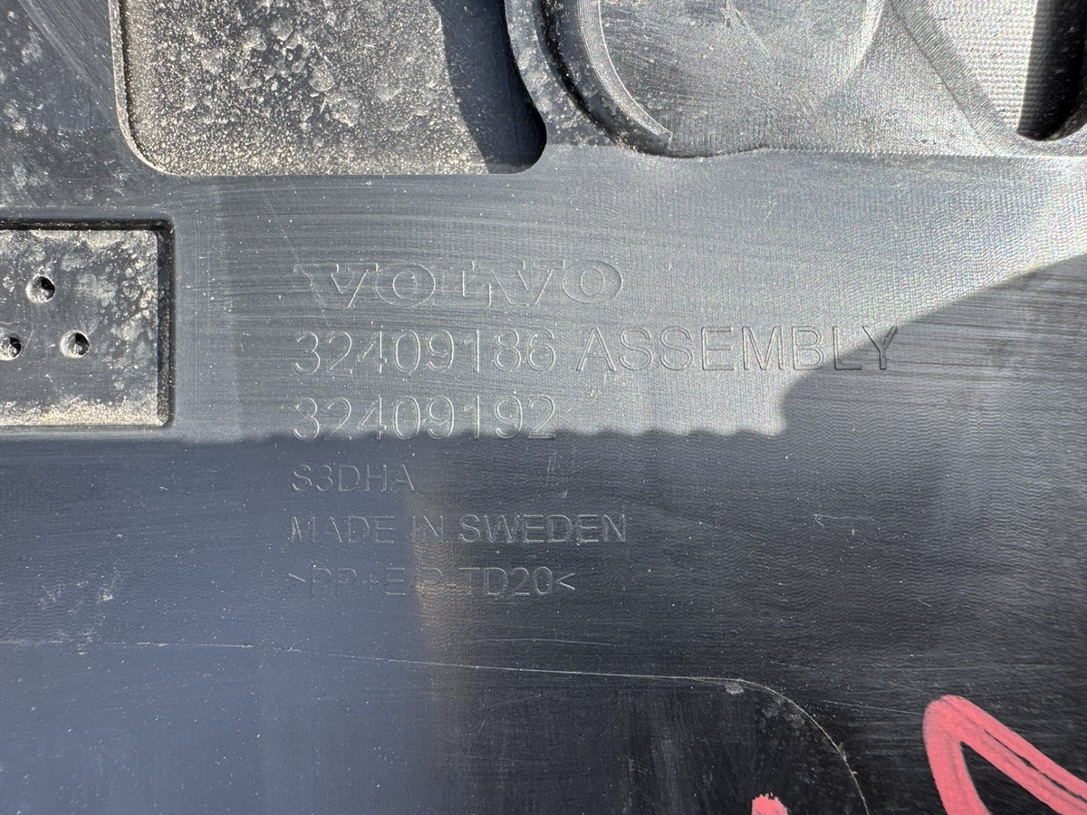 VOLVO XC40 LOWER DOOR MOULDING 2024 P/S REAR B3 PLUS MILD HYBRID 32409186