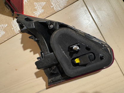 PEUGEOT 2008 MK1 ĐÈN HẬU TRONG PHÍA SAU BÊN PHẢI TRÊN CỐP 9814757280