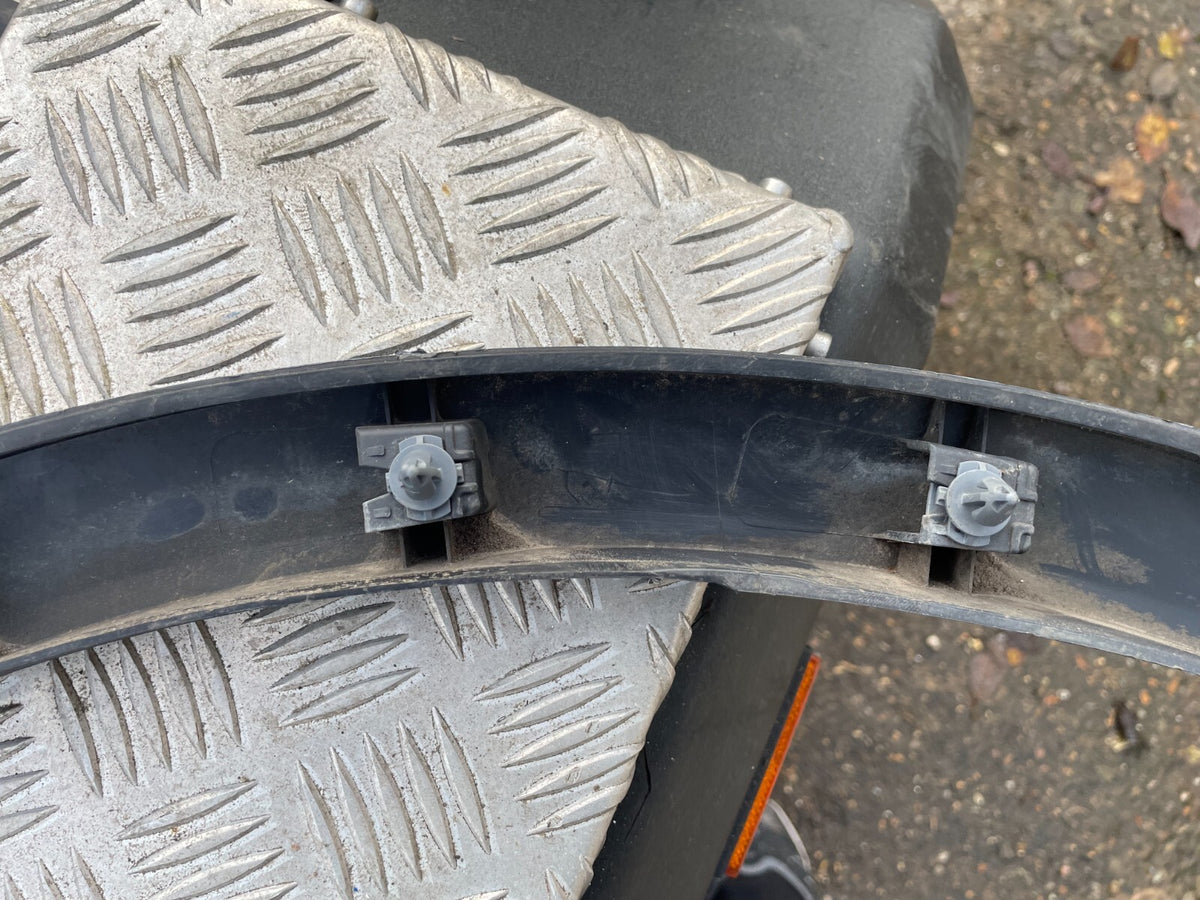 VOLKSWAGEN TIGUAN TRIMS ARCH RODA KIRI BELAKANG 5NA854819K