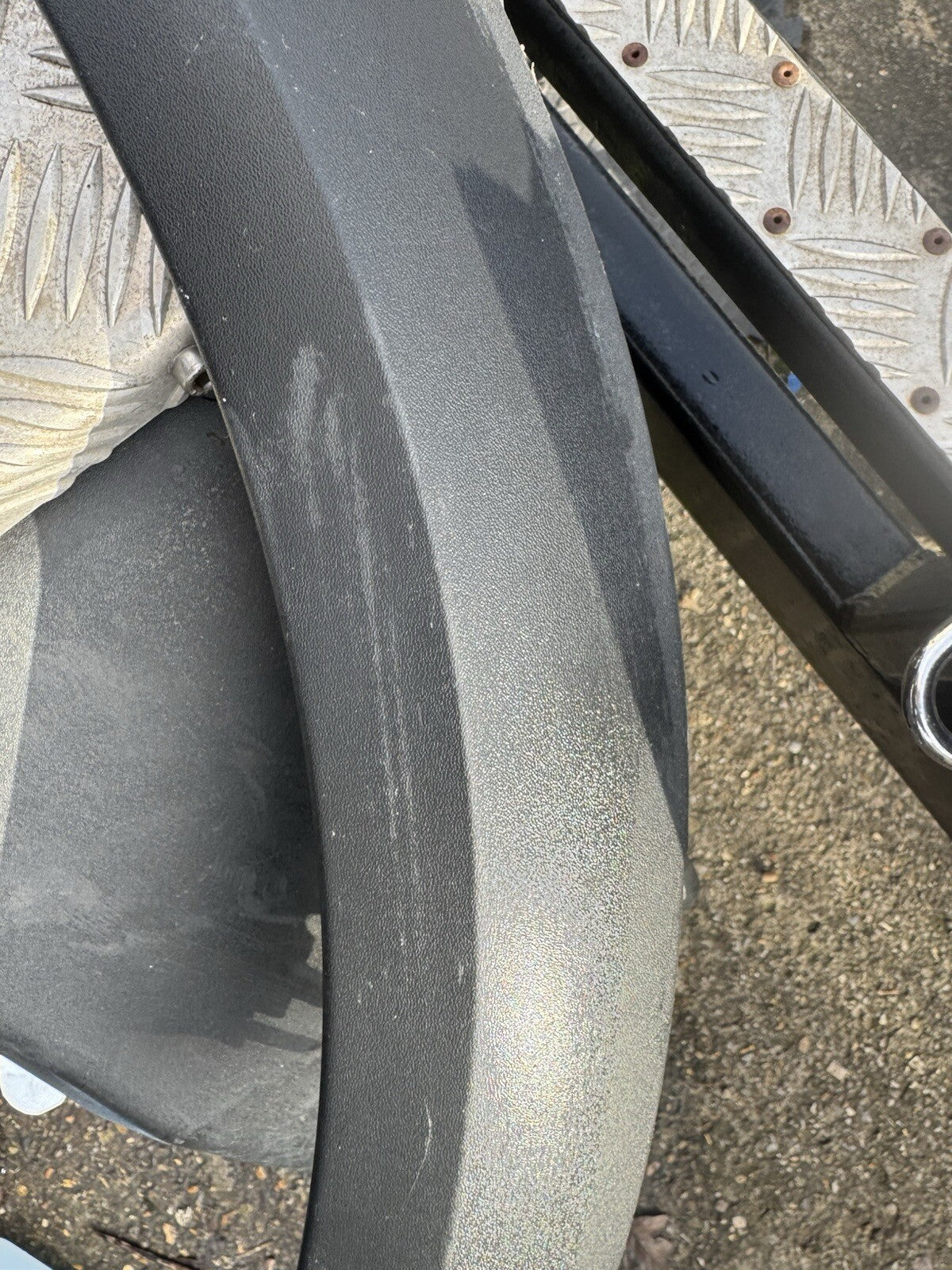 Volvo XC70 II 30763654 前右葉子板飾條 2.40 柴油