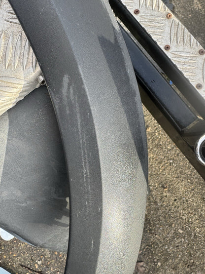 Volvo XC70 II 30763654 前右葉子板飾條 2.40 柴油