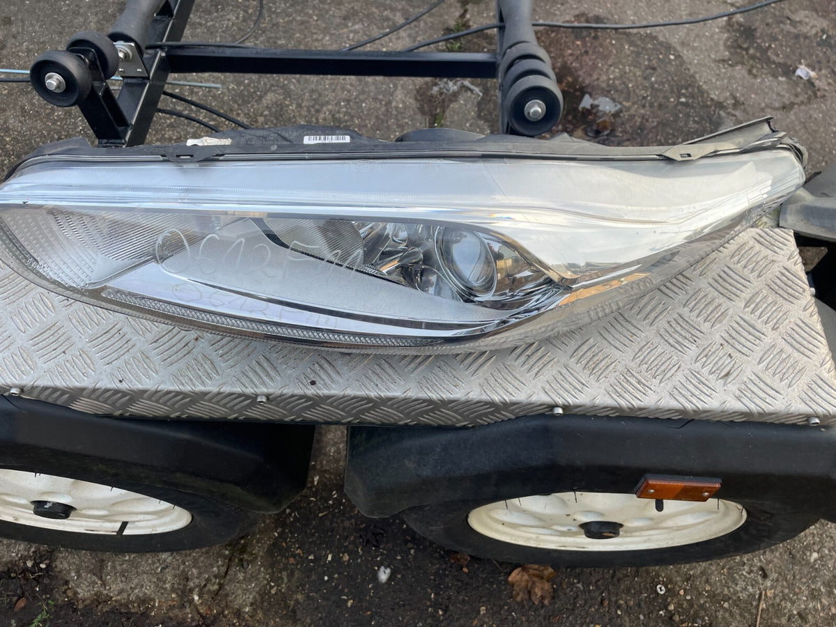 Ford Fiesta 左側頭燈 2013 至 2017 C1BB-13W030-DG 正廠 *有損壞*