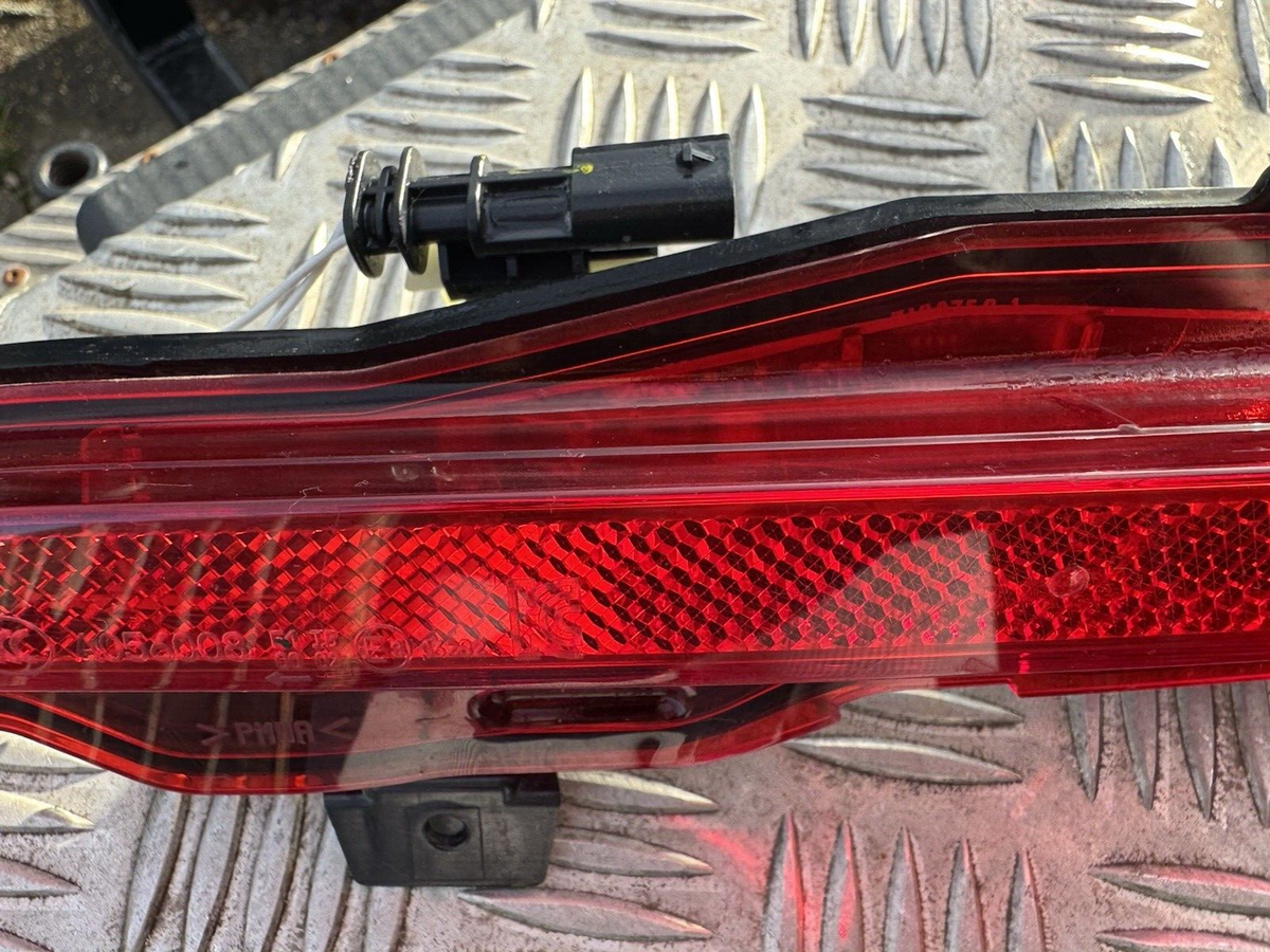 Land Rover Range Rover Velar 2020 Left rear fog light J8A215K273AE DAMAGED