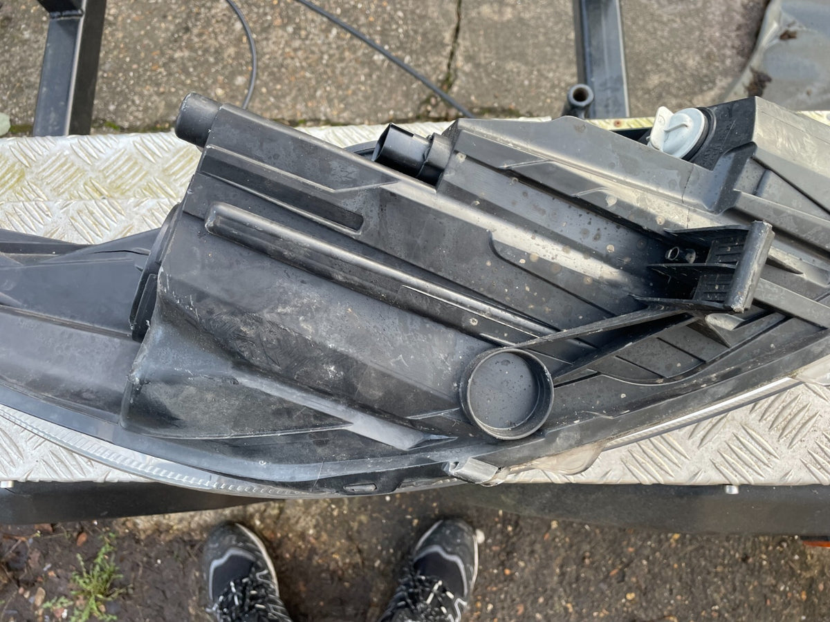 Ford Fiesta 左側頭燈 2013 至 2017 C1BB-13W030-DG 正廠 *有損壞*