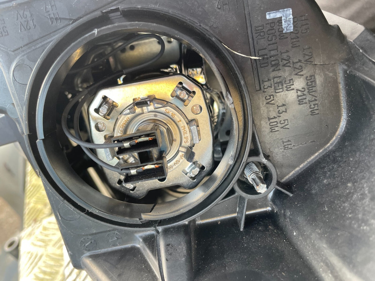 Ford Fiesta 左側頭燈 2013 至 2017 C1BB-13W030-DG 正廠 *有損壞*