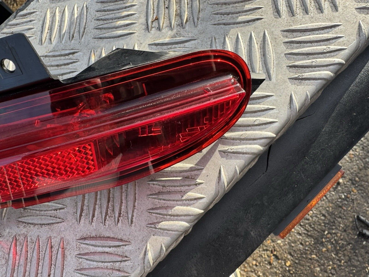 Land Rover Range Rover Velar 2020 Left rear fog light J8A215K273AE DAMAGED