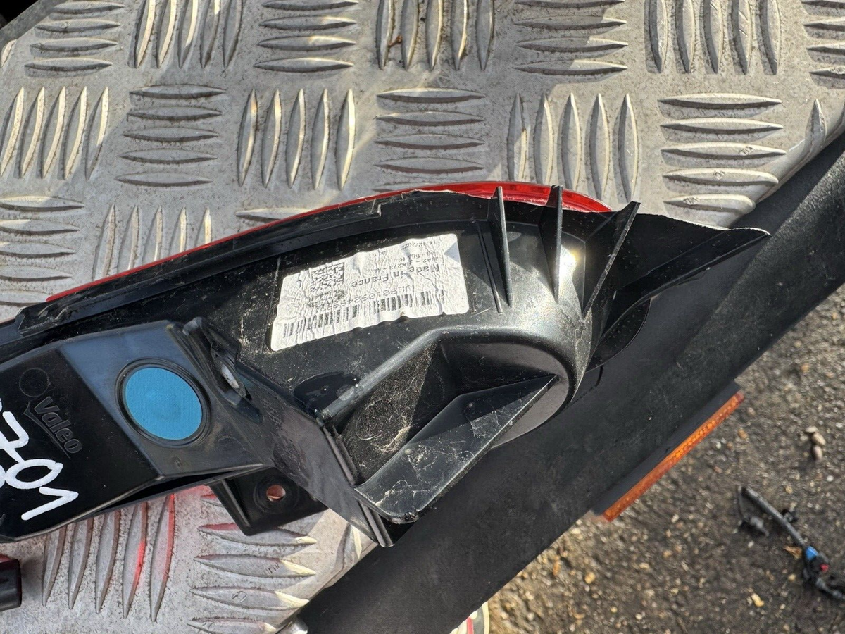 Land Rover Range Rover Velar 2020 Left rear fog light J8A215K273AE DAMAGED