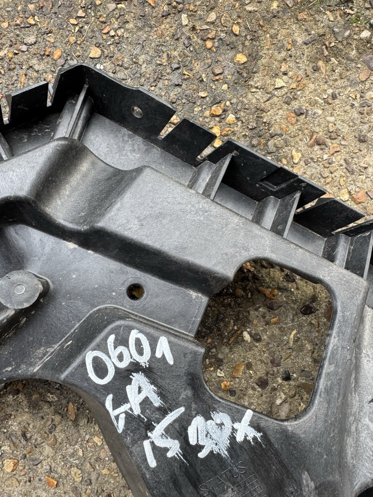 VOLVO C40 539 Galinis dešinysis bamperio kronšteinas 32227485 Elektra 300kw 2022 33060451