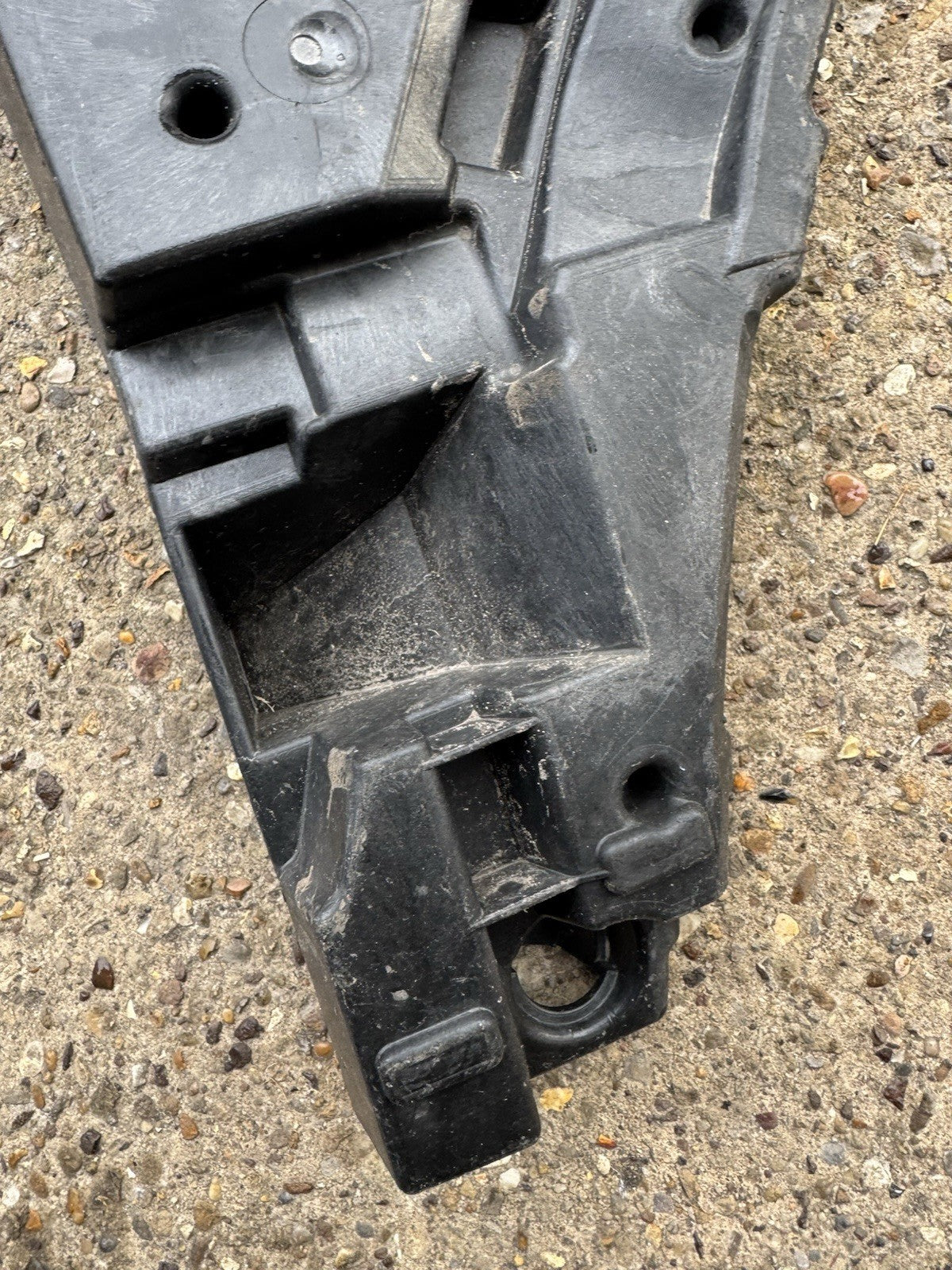 VOLVO C40 539 Galinis dešinysis bamperio kronšteinas 32227485 Elektra 300kw 2022 33060451