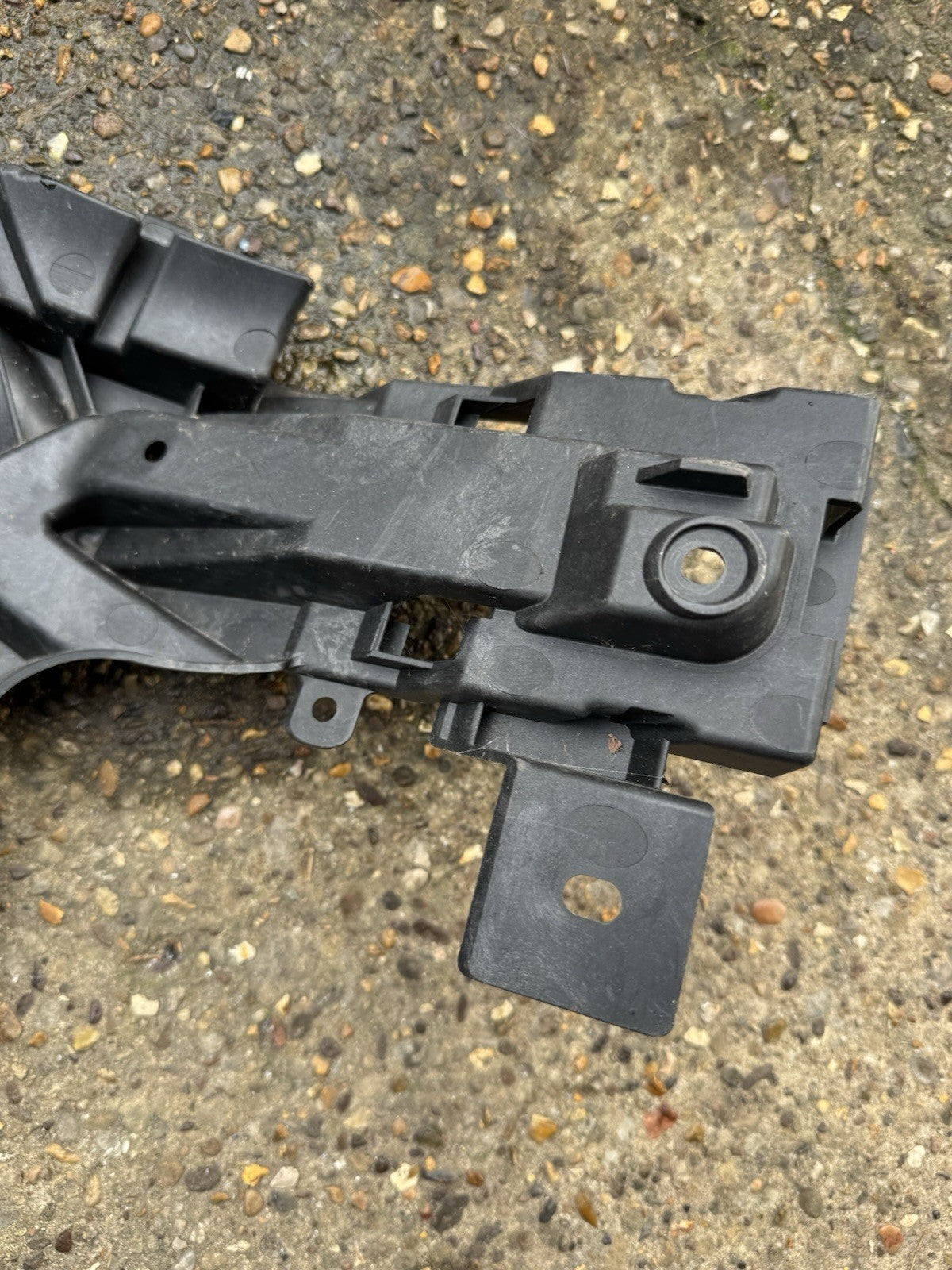 VOLVO C40 539 Galinis dešinysis bamperio kronšteinas 32227485 Elektra 300kw 2022 33060451