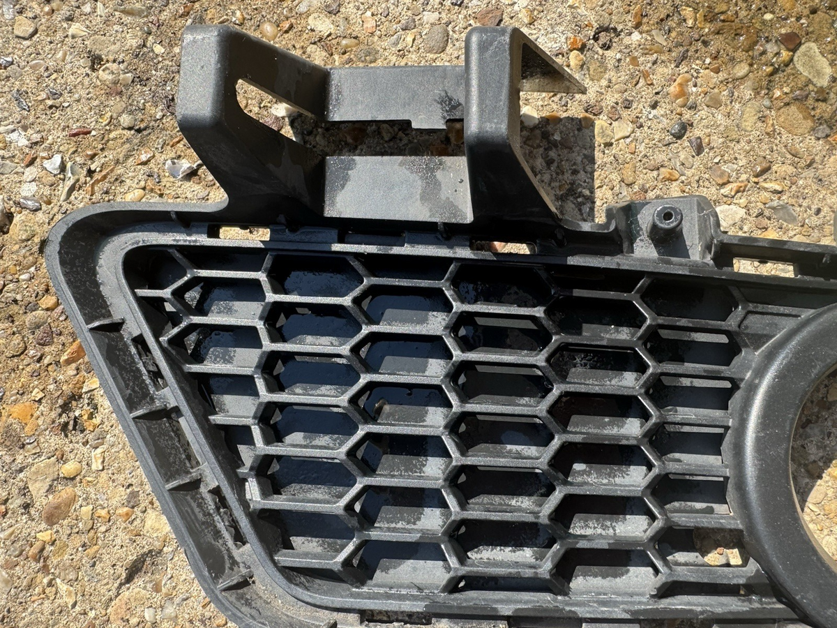 BMW 3 SERIES FRONT BUMPER GRILL RIGHT DRIVER SIDE 8062636 F30 F31