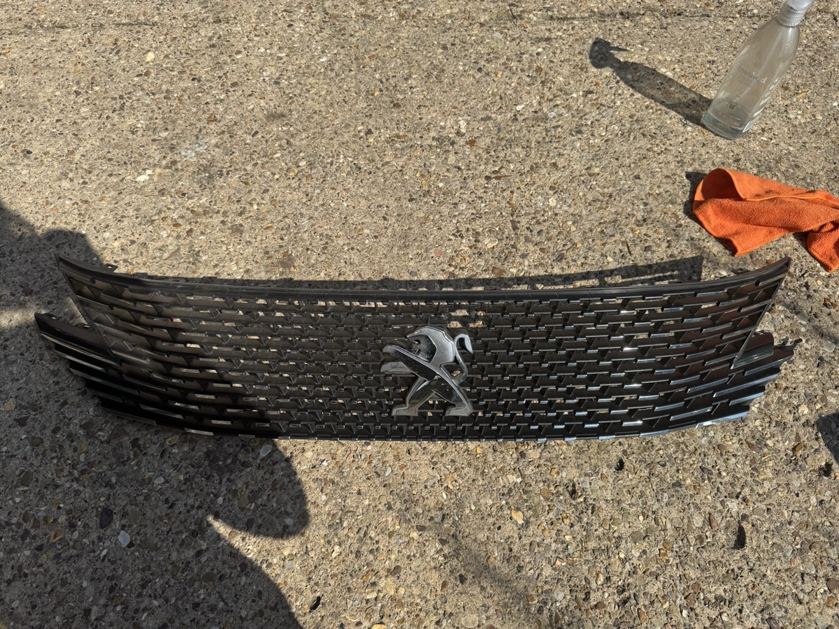 damaged ! PEUGEOT 3008 SUV P84 Radiator Grille 9836842277 2021 28329769