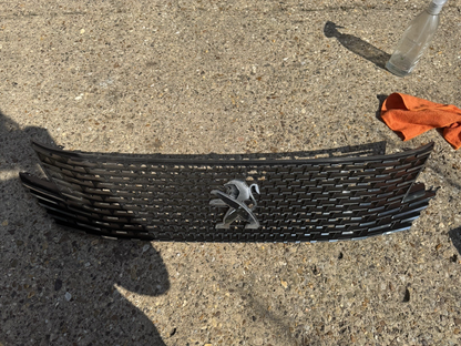 damaged ! PEUGEOT 3008 SUV P84 Radiator Grille 9836842277 2021 28329769