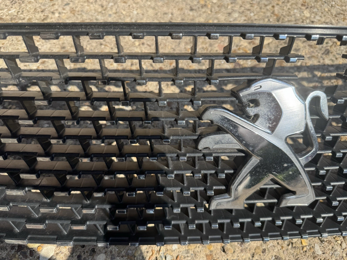 damaged ! PEUGEOT 3008 SUV P84 Radiator Grille 9836842277 2021 28329769