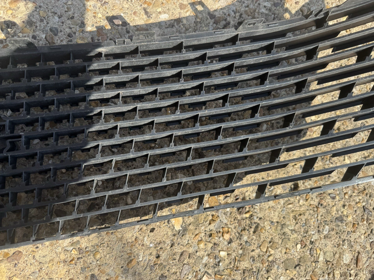 damaged ! PEUGEOT 3008 SUV P84 Radiator Grille 9836842277 2021 28329769