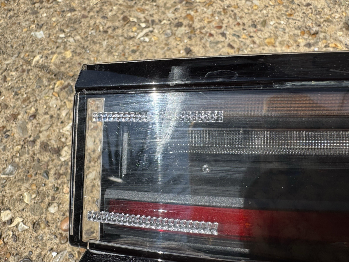 DAMAGED  R8D2-13404-A LR Range Rover Evoque L551 (2024) Right Rear Outer Light