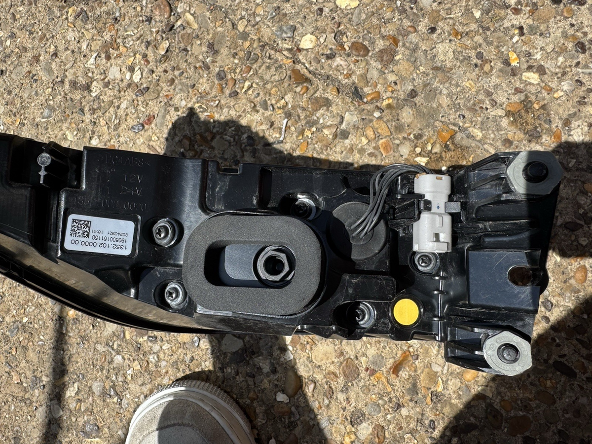 DAMAGED  R8D2-13404-A LR Range Rover Evoque L551 (2024) Right Rear Outer Light