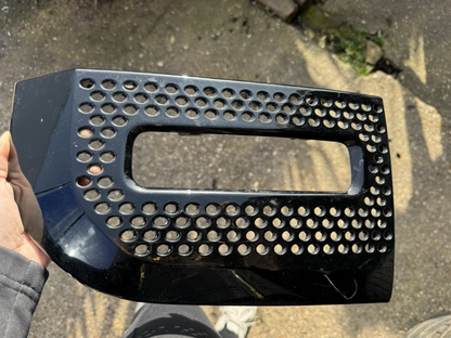 LAND ROVER DEFENDER L663 ORIGINAL GRILL BAWAH KANAN RH BUMPER DEPAN L8B2-15B216-A