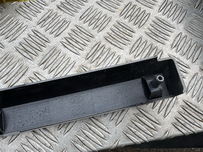 LAND ROVER DISCOVERY 5 FRONT GRILL TRIM L8B2-8L001-A L8B2-8L001-B REF J83U-48