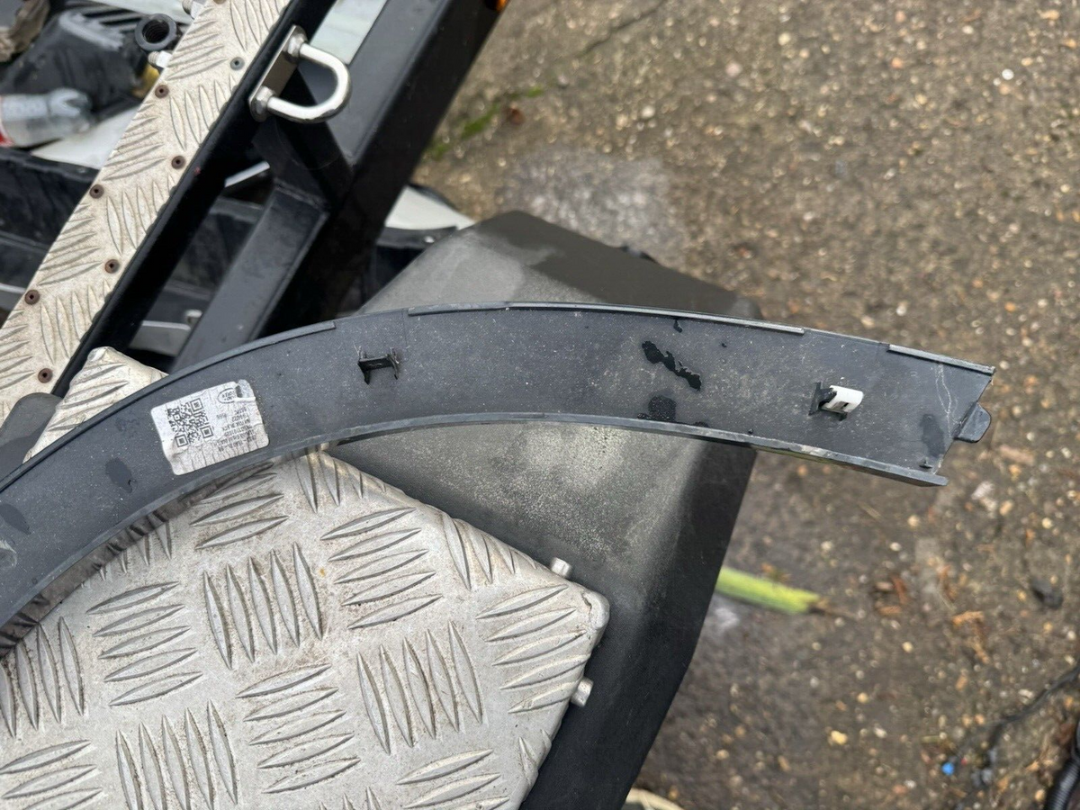 L8B216A075BX DEFENDER 2021-2024 L663 FRONT LEFT WHEEL ARCH TRIM MOULDING