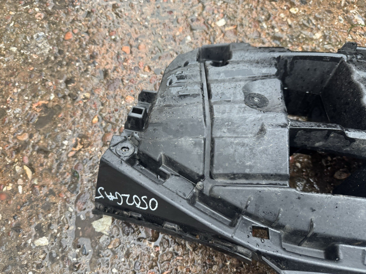2024on แผ่นปิดท้าย Audi Q6 E tron - Audi (85H-807-233)