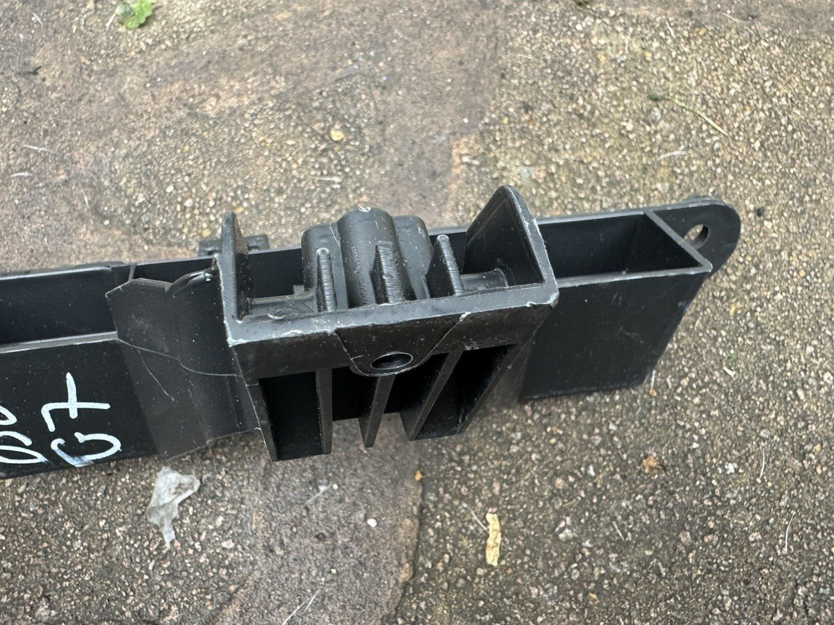 Renault Twingo III dudukan tengah belakang untuk bumper 850421565R