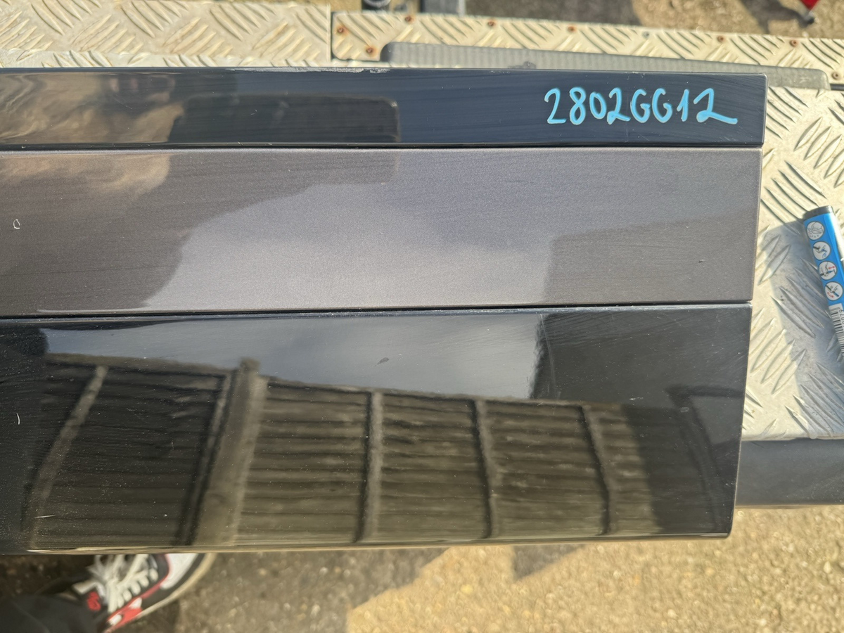 LR RANGE ROVER VELAR L560 Front Left Door Lower Molding J8A2-21065-BBW 2018