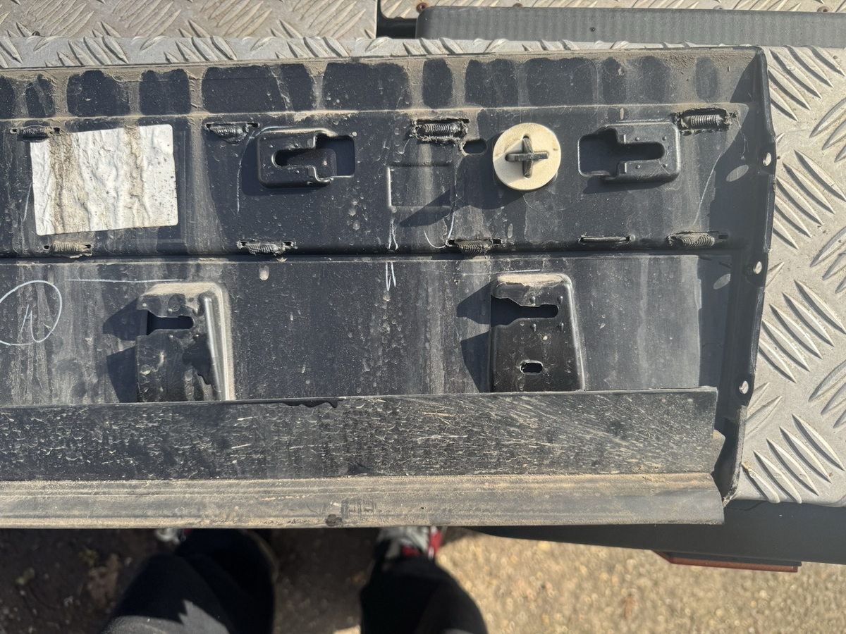 LR RANGE ROVER VELAR L560 Front Left Door Lower Molding J8A2-21065-BBW 2018