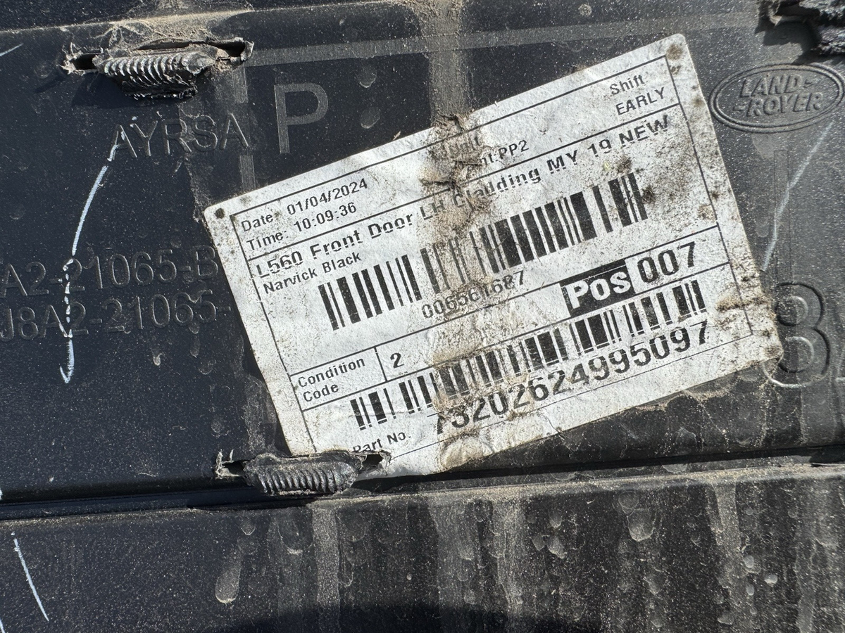 LR RANGE ROVER VELAR L560 Front Left Door Lower Molding J8A2-21065-BBW 2018