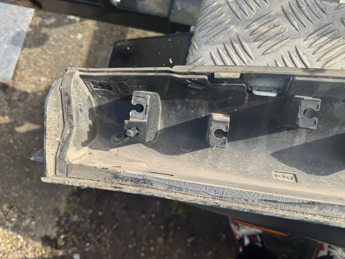 cracked ! FORD PUMA Front Right Door Lower Molding L1TB-S20306-C 1.0 2023
