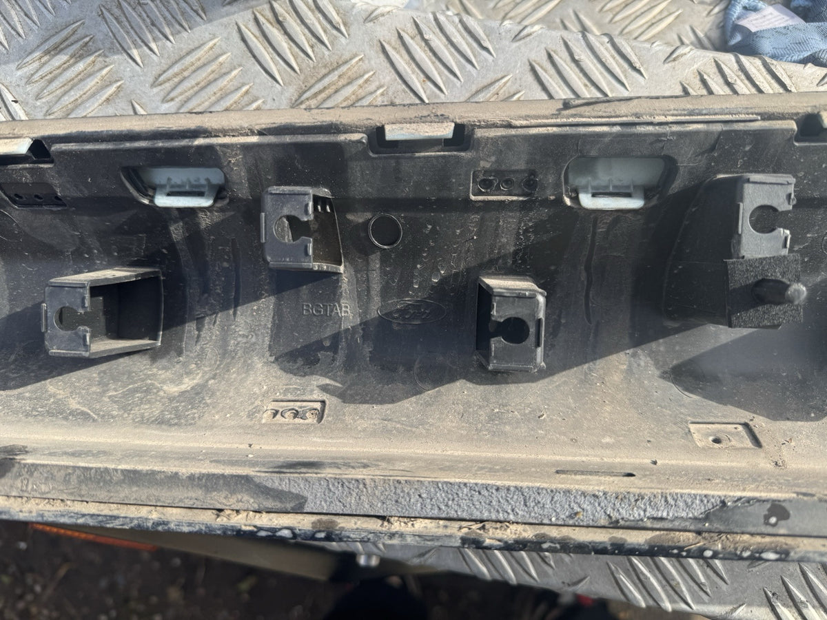 cracked ! FORD PUMA Front Right Door Lower Molding L1TB-S20306-C 1.0 2023