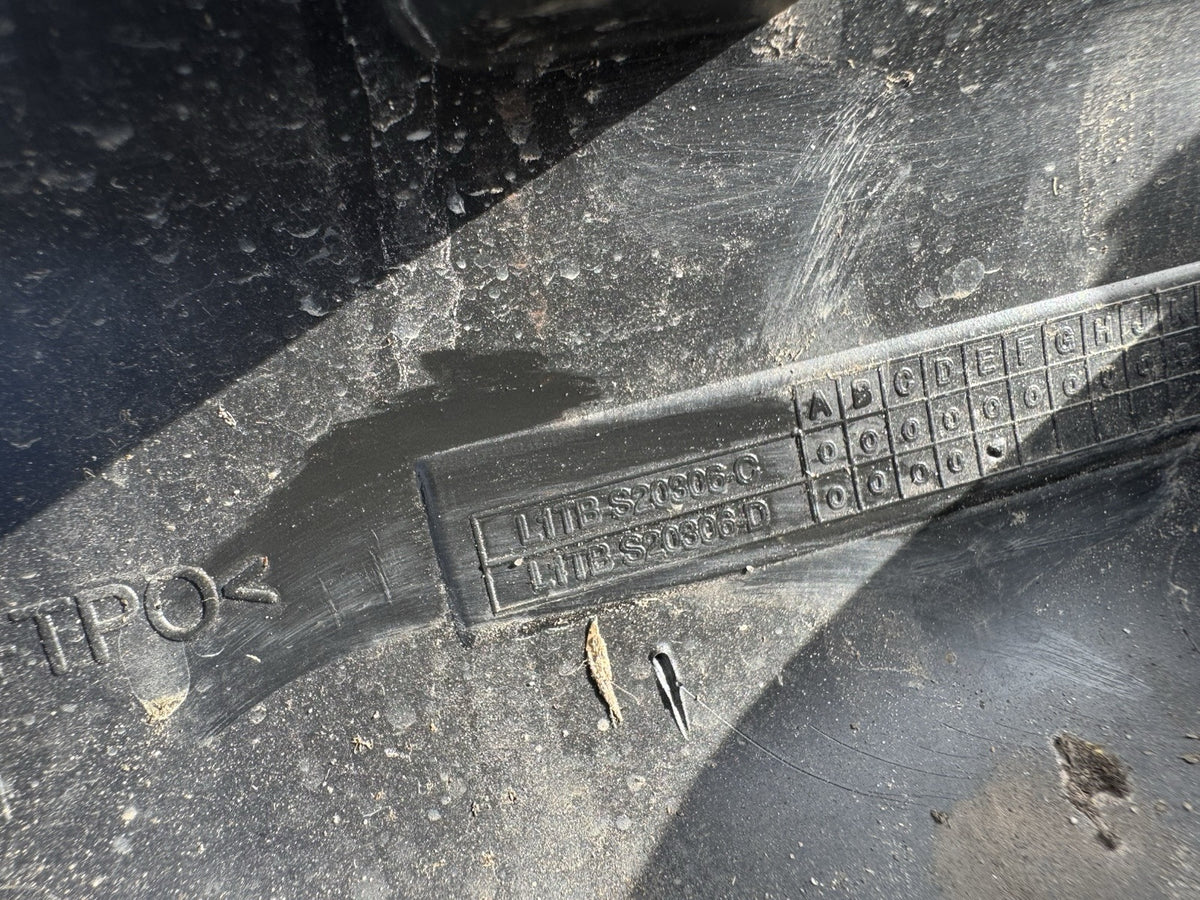 cracked ! FORD PUMA Front Right Door Lower Molding L1TB-S20306-C 1.0 2023