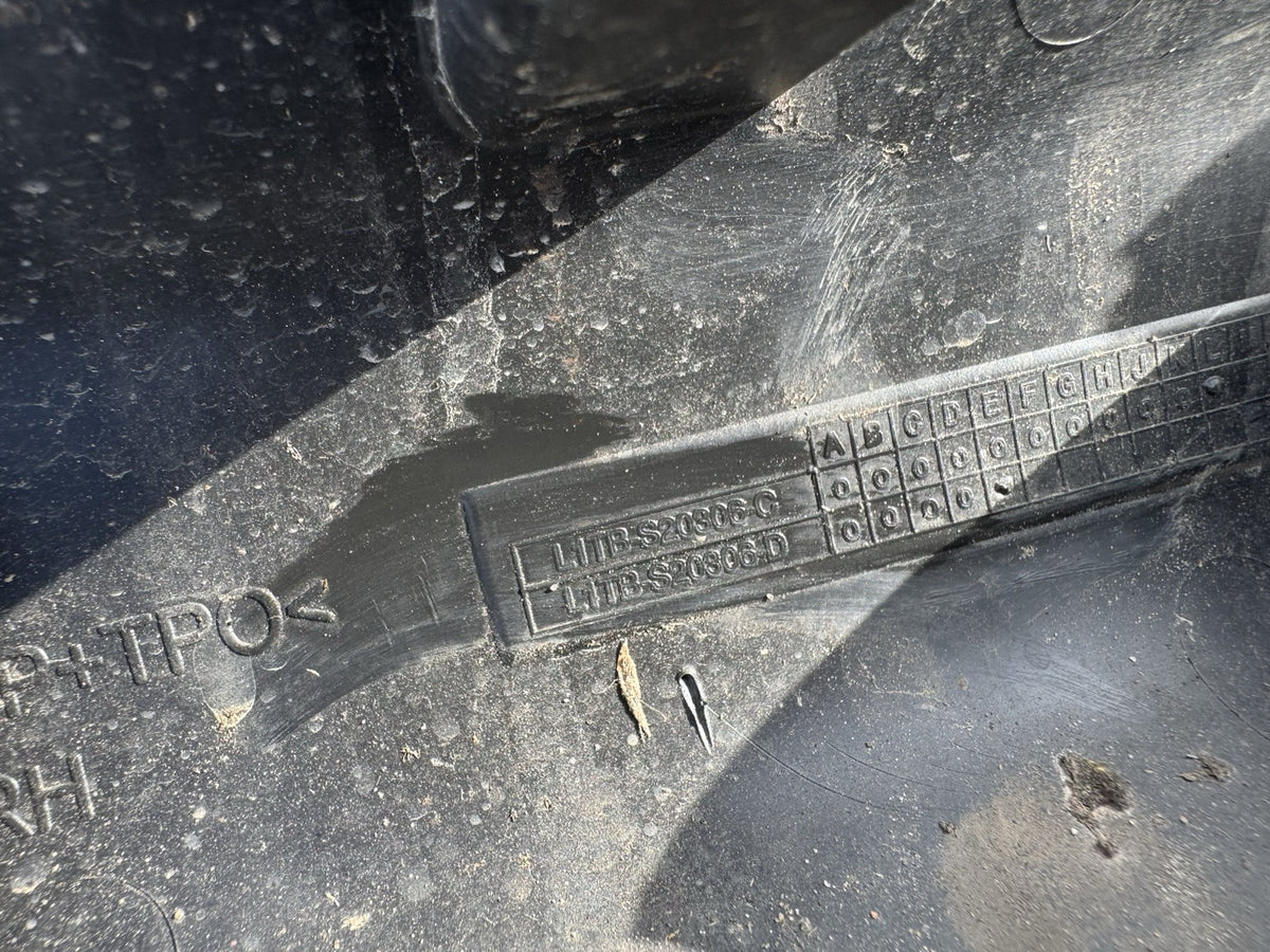 cracked ! FORD PUMA Front Right Door Lower Molding L1TB-S20306-C 1.0 2023