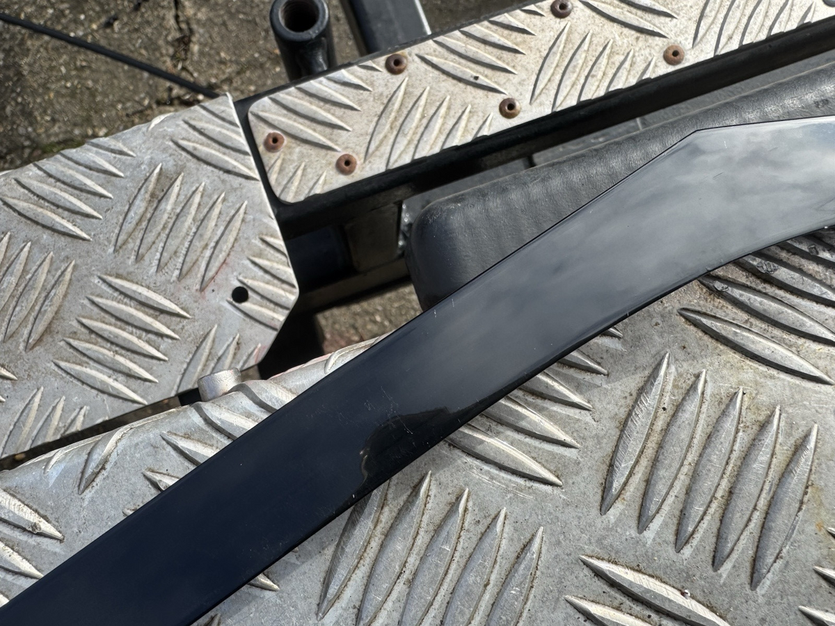 LR RR VELAR L560 Front Left Door Top Strip J8A2-208A97-AE 2018 27525152