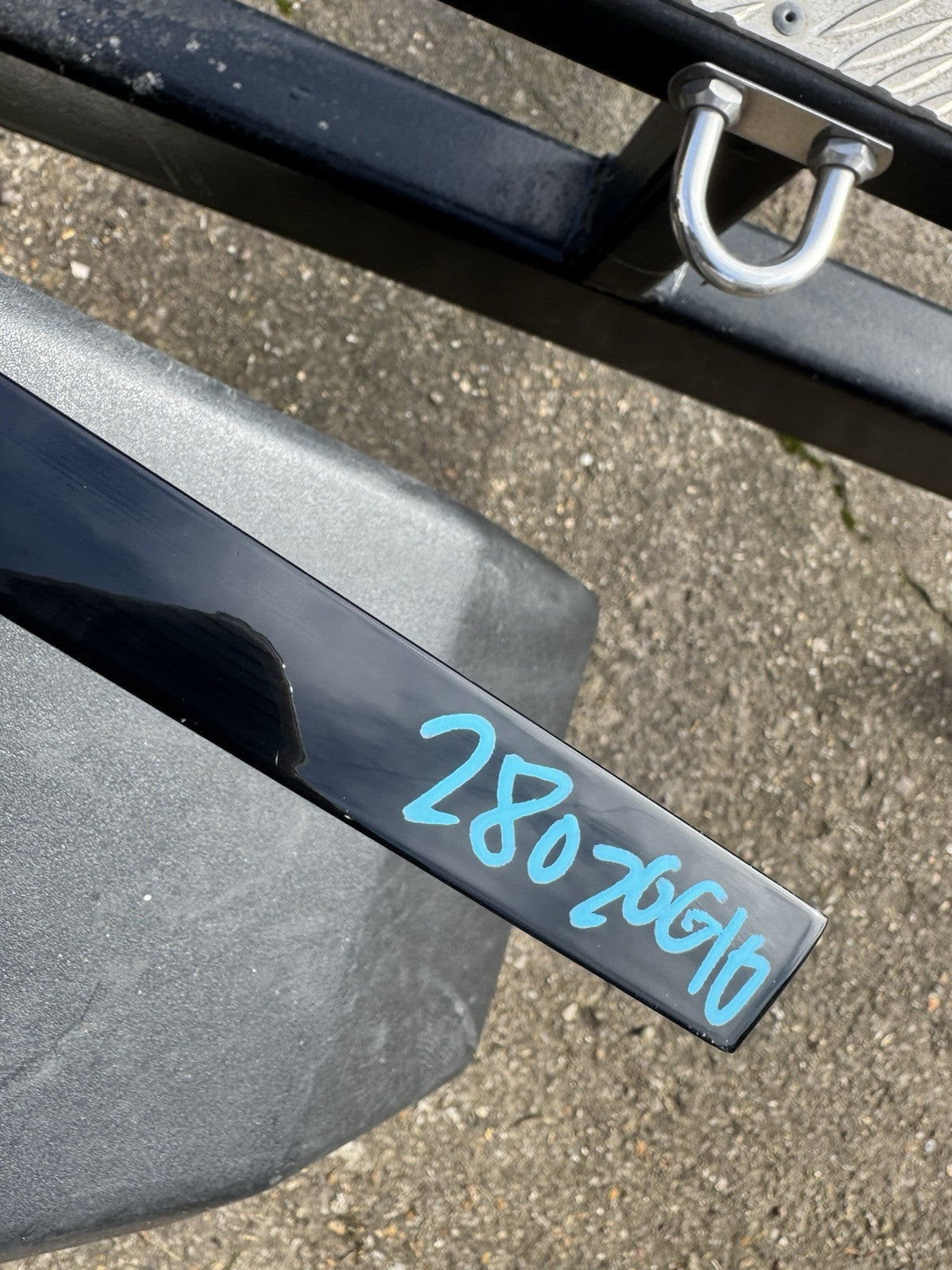 LR RR VELAR L560 Front Left Door Top Strip J8A2-208A97-AE 2018 27525152