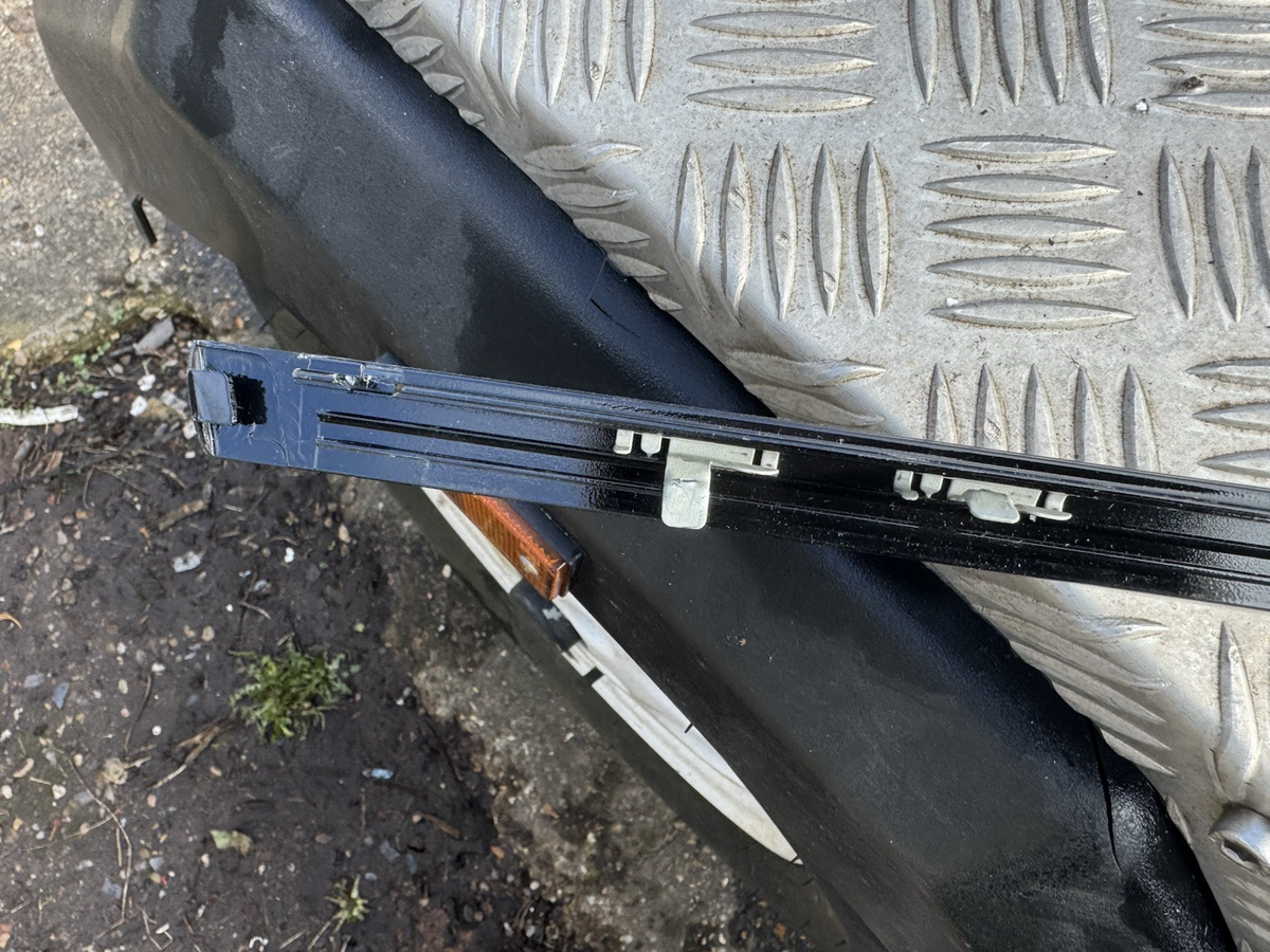 LR RR VELAR L560 Front Left Door Top Strip J8A2-208A97-AE 2018 27525152