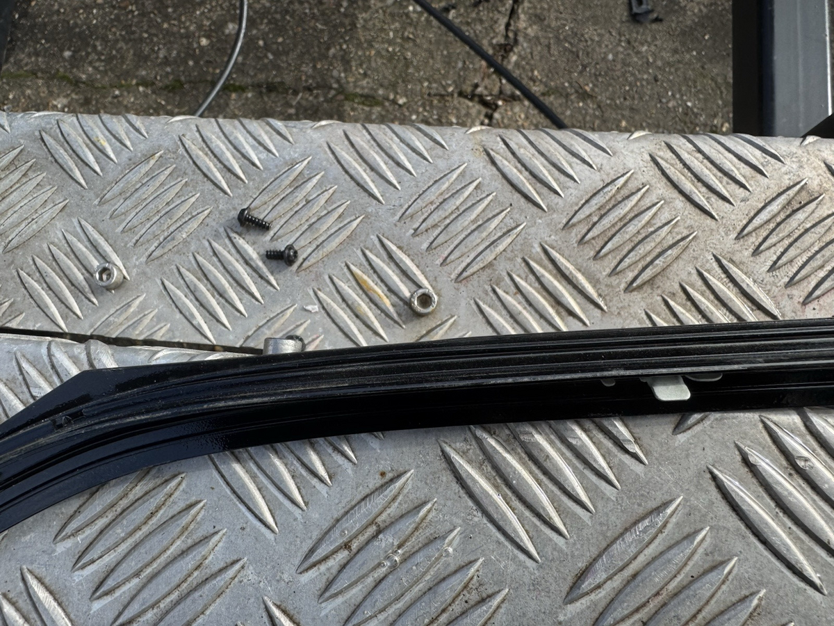 LR RR VELAR L560 Front Left Door Top Strip J8A2-208A97-AE 2018 27525152
