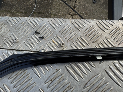 LR RR VELAR L560 Front Left Door Top Strip J8A2-208A97-AE 2018 27525152