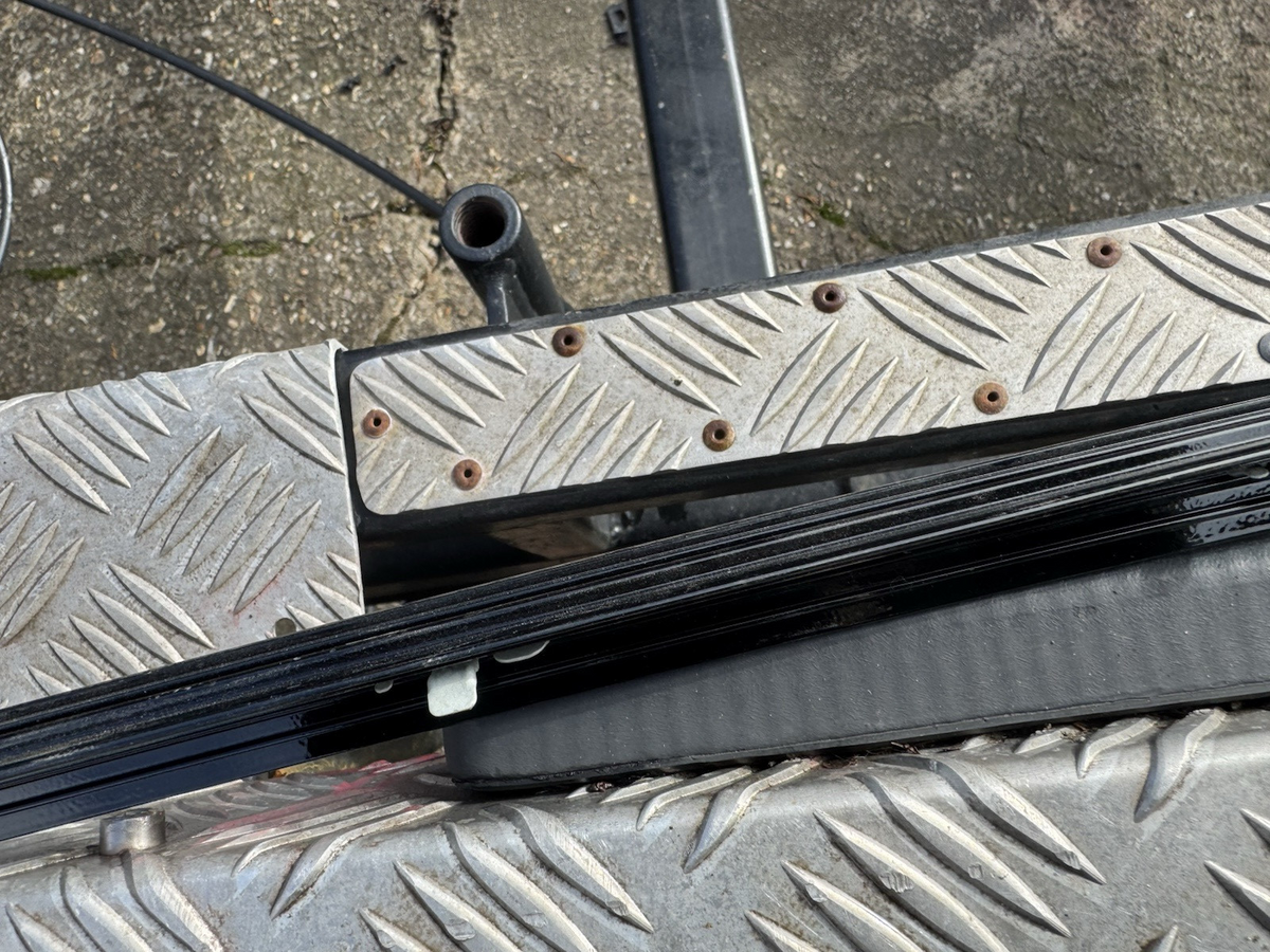 LR RR VELAR L560 Front Left Door Top Strip J8A2-208A97-AE 2018 27525152