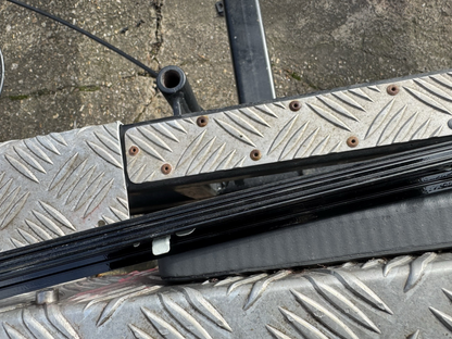 LR RR VELAR L560 Front Left Door Top Strip J8A2-208A97-AE 2018 27525152