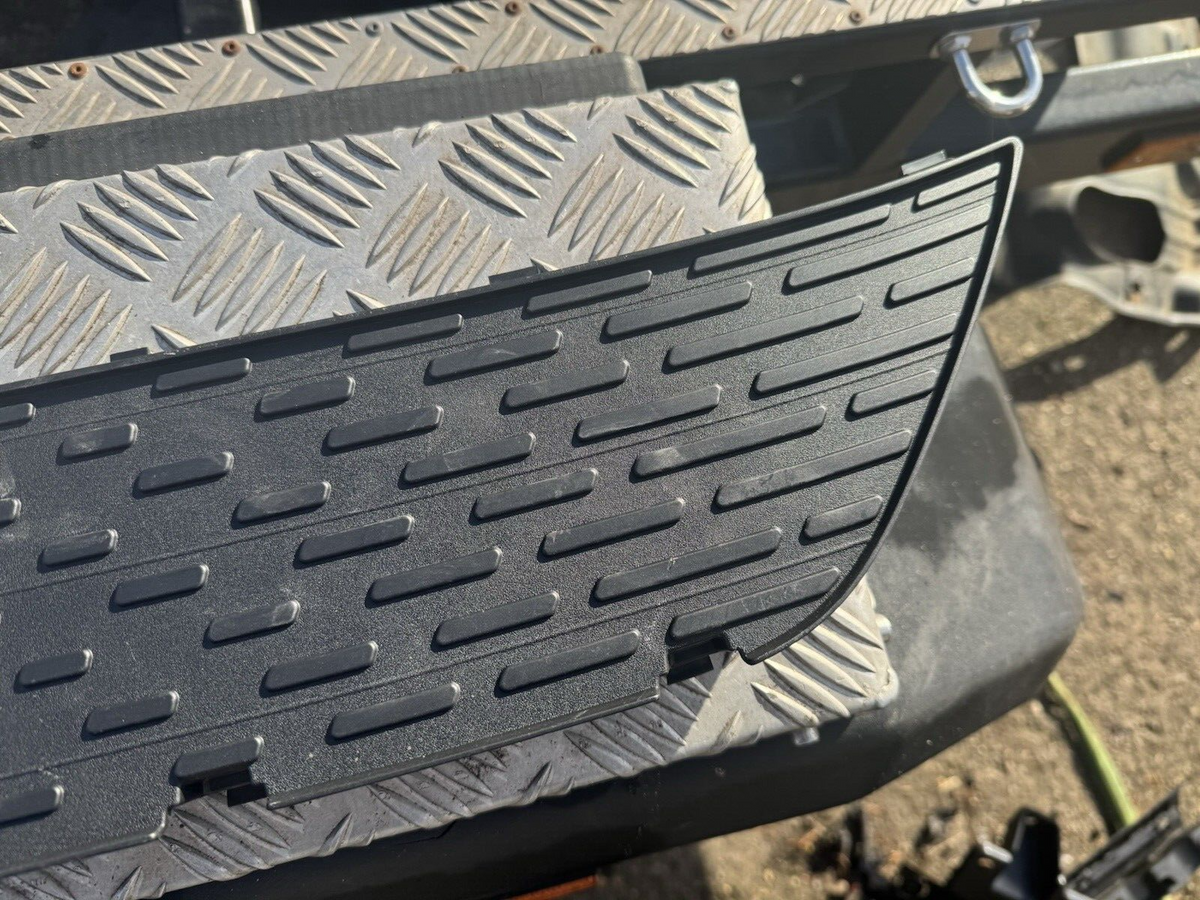 Genuine Peugeot 2008 2013-2016 Radiator Grill Bumper 9833167980