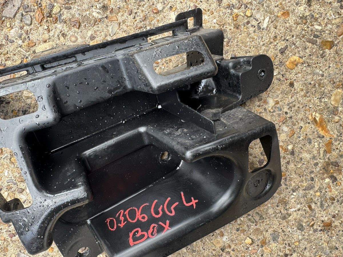 2018 on PEUGEOT 208 Gt 1.2 Petrol Rear Bumper Bracket Left 9823209480