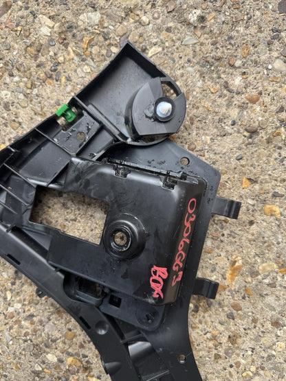 VOLVO XC60 2014 REAR LEFT BUMPER BRACKET MOUNT SUPPORT 31323763