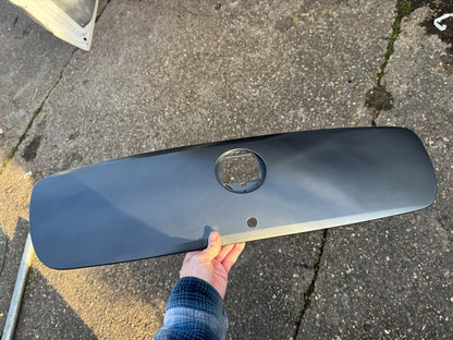 r9d3-r7081-bc jaguar i-pace x590 front shield with cam hole