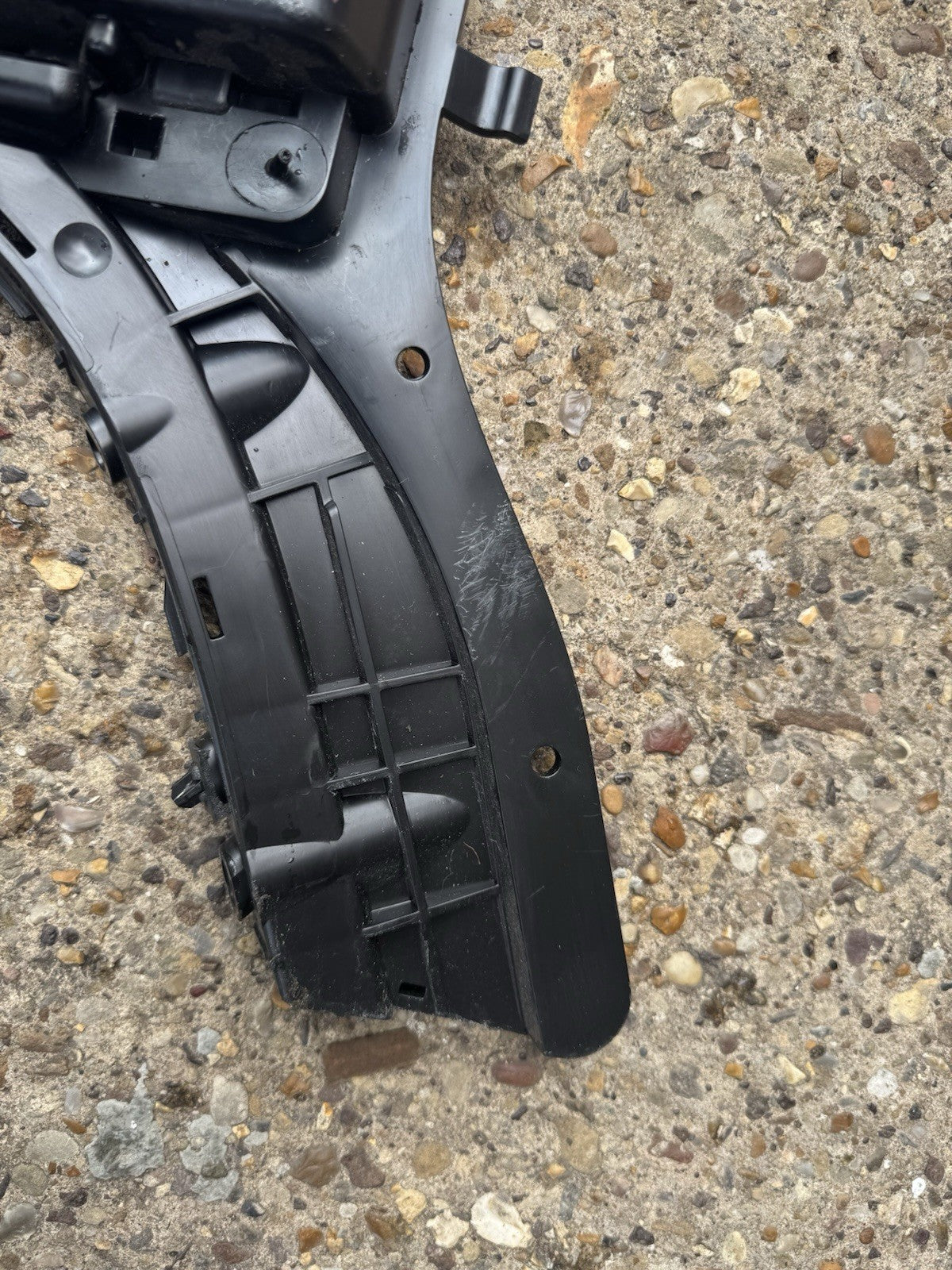 VOLVO XC60 2014 REAR LEFT BUMPER BRACKET MOUNT SUPPORT 31323763