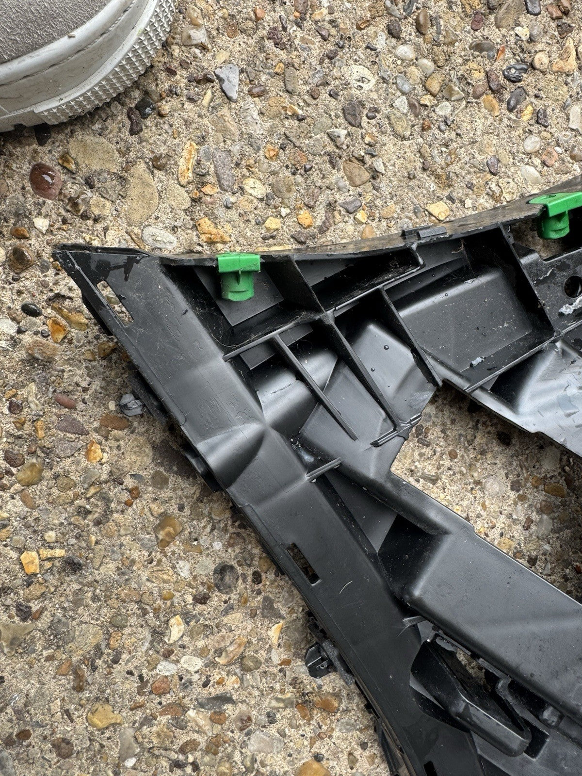 VOLVO XC60 2014 REAR LEFT BUMPER BRACKET MOUNT SUPPORT 31323763