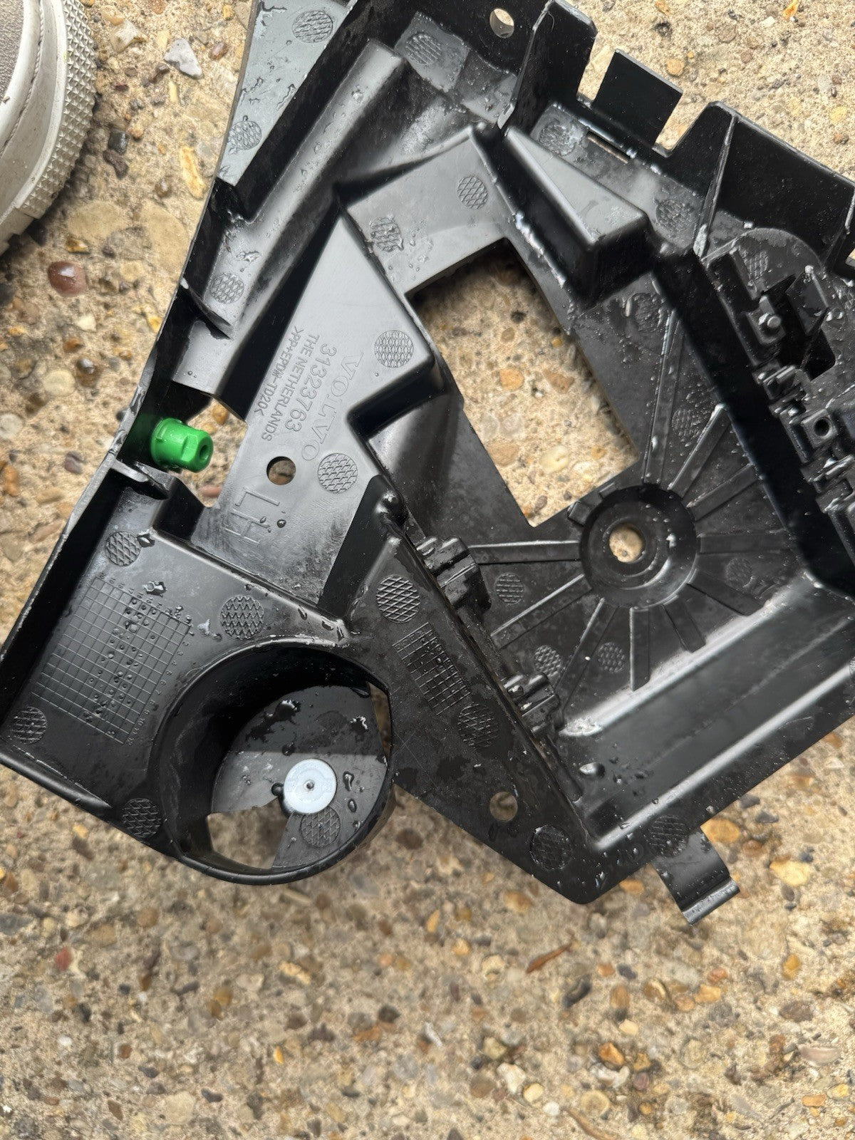 VOLVO XC60 2014 REAR LEFT BUMPER BRACKET MOUNT SUPPORT 31323763